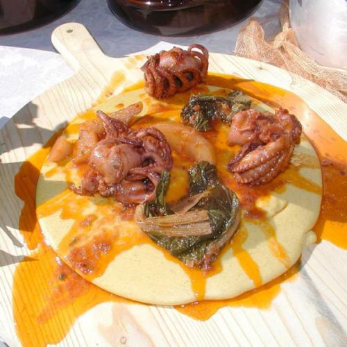 Lo pulentò co li furbi e l’abbiti (polentone con polipi e bietole)
